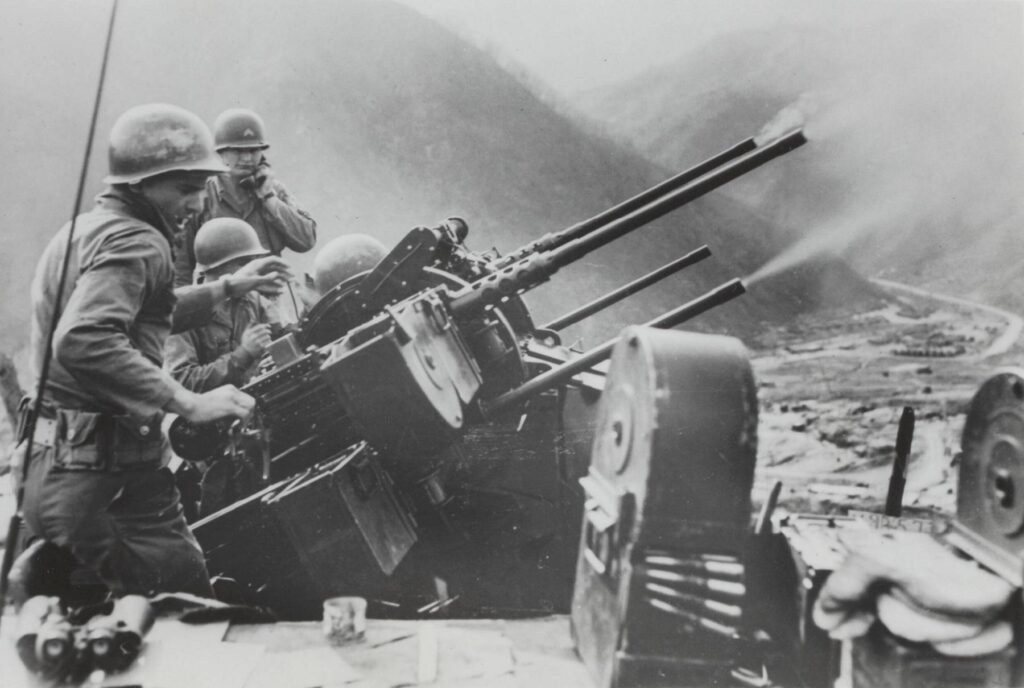 M45 disparando hacia posiciones norcoreanas, Junio 1953. Fuente: Combat footage Reddit
